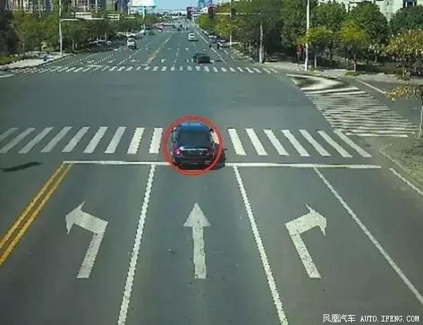 对于闯红灯,电子眼会拍到三张照片:1)车辆驶过停止线;2)车辆驶到路口