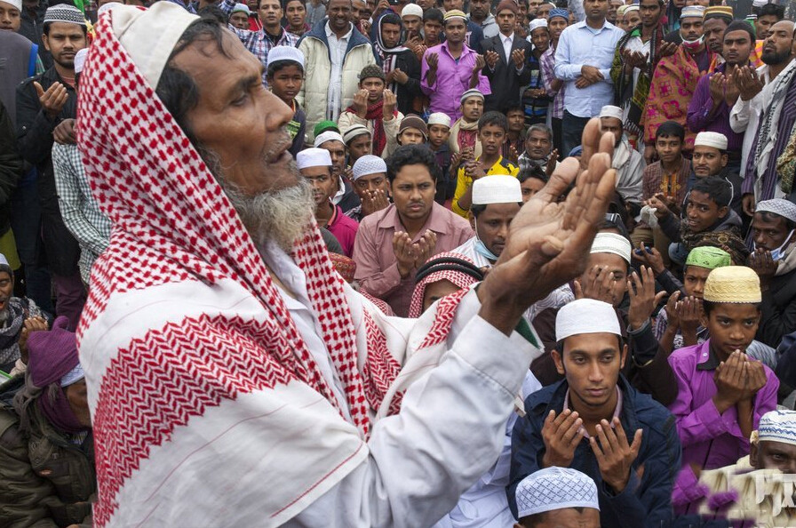 孟加拉国穆斯林挤火车参加大会场面堪比春运